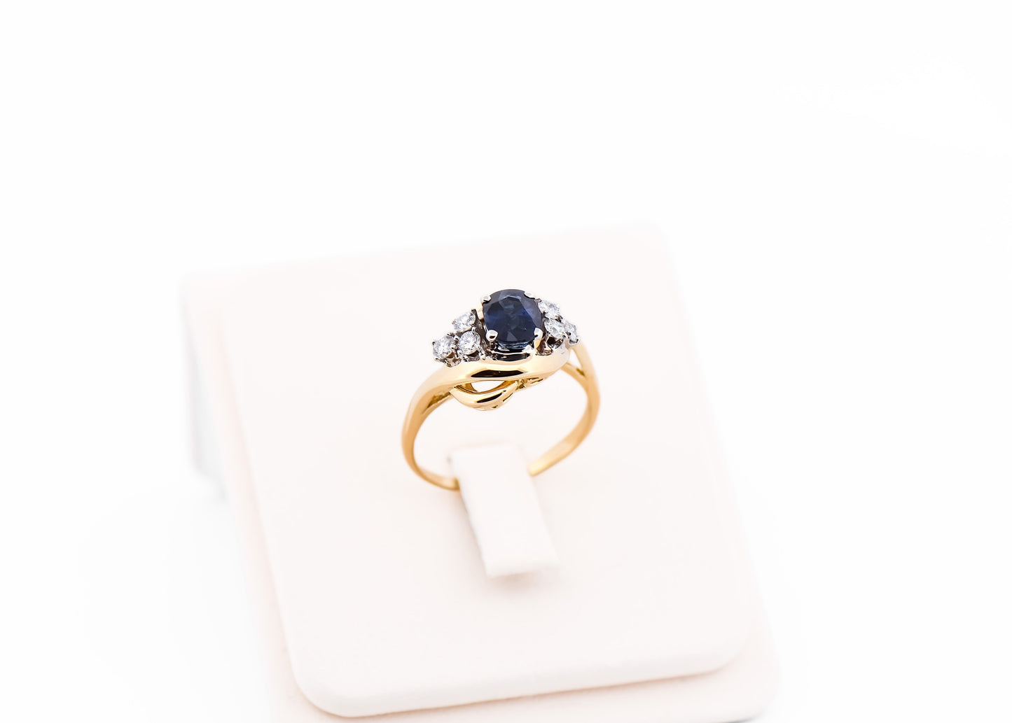 Vintage Cluster Style Engagement Ring with Ceylon Sapphire & Diamonds in 18k