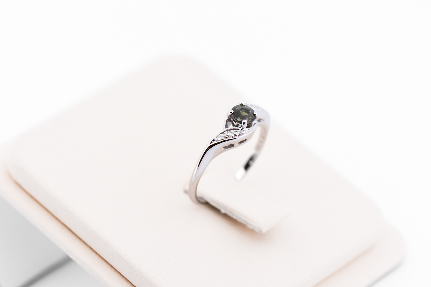Vintage Natural Alexandrite & Diamond Ring in White Gold